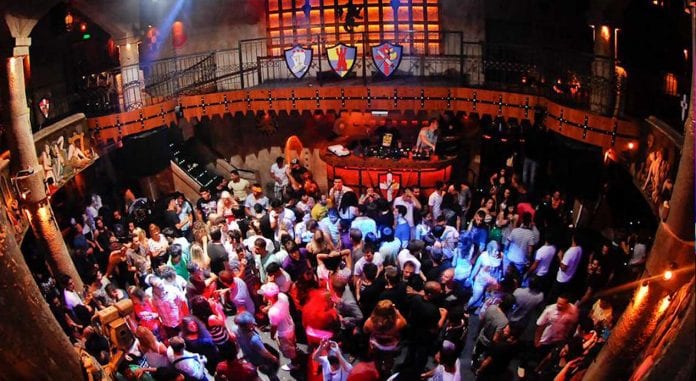 Kıbrıs Gece Hayatı: Akdeniz’in Parlayan Eğlence Merkezi Kıbrıs Gece Hayatı: Akdeniz’in Parlayan Eğlence Merkezi